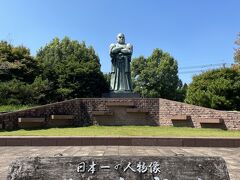 大きいので、空港出た道路からも顔、見えてました。