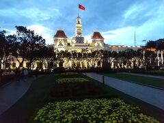 さて、午後は仕事を終えて、夕刻になりました。ホテルの北隣にはこのようにベトナム人民委員会の立派な庁舎。ライトアップされていて、とても綺麗です。