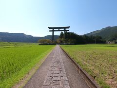 大回りして大斎原まで歩いてきました。日本一の高さを誇る大鳥居が建ち、この先は神が舞い降りた場所と伝えられています。