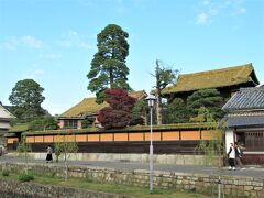 右側には「有隣荘」
大原孫三郎が家族で住むために建てた大原家の旧別邸。
特注の緑色の瓦が目を惹く「緑御殿」とも呼ばれています。
通常は非公開。