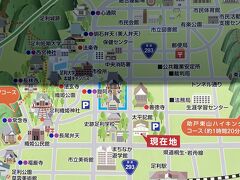 10月3連休の初日ということもあり高速道路は結構な渋滞で、11時頃にようやく佐野プレミアム・アウトレットに到着。
家族を降ろして、そこから約30分で最初の目的地である足利氏館近くの駐車場に到着。