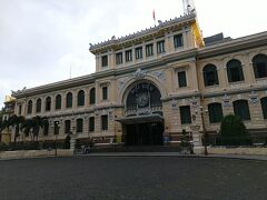 こちらもコロニアル形式の建築物。サイゴン中央郵便局です。