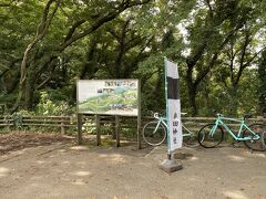 次の目的地である金山城址へ。足利氏館から車で30分程度でした。
看板の地図を見ると100名城スタンプのある休憩所まで結構距離もありそうに見えたので車で行けないか調べたものの、よくわからず歩くことに。