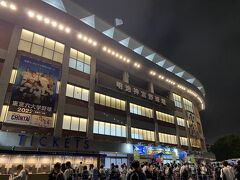 神宮球場に到着。
7時過ぎの試合開始と発表されていたため、この時間にたくさんのファンが球場に来ていました。