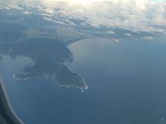 関空着陸直前。予定通り18時に到着。
空港での検疫に時間がかかると聞いていたので心配でしたが、普段ならゲートからターミナルまでシャトルに乗るところを歩いて移動→途中のチェックポイントでパスポートとスマホのMySOSを提示（スタッフの人が何やら手続きしてあっという間に終わり）→入国審査（顔認証ゲート）→荷物受取→税関……という感じで、スムーズに進み、18：40頃には自家用車を停めていた駐車場に到着しました。

ハワイ旅行記、ここまで読んでいただきありがとうございます。




