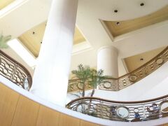 ホールエントランスに到着