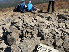 スタートから休憩入れて約3時間で

三ツ石山(1,466m)

山頂にある露岩が

いずれの方向から見ても

三つの岩峰に見えることから

だそうですが

よくわかりませんでした