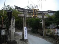 3日目の９日の朝、粟田神社へ。
例大祭期間中だが、露店はなく、日曜日の朝ということもあって静か。鳥居には夜渡り神事中止の看板が出ていた。