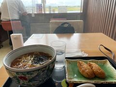 10時過ぎだけど朝早くてご飯もまだだし、またいつ食べられるか分からないので朝食兼ランチです。

うどんといなりのセットを。