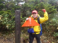 西吾妻山・山頂。
雨の降りしきる中の登頂は、達成感が高いです。樹林帯に分厚くガードされ、眺望はなし。非常に残念な頂上。眺望がある頂上でも、この日の天候では、いずれにしても眺望は期待できなかった。