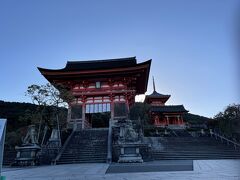 ２日目は早起きしてタクシーで清水寺へ。7:30には着いたと思います。
こういう、ほとんど人がいない清水寺を体験したかったので。