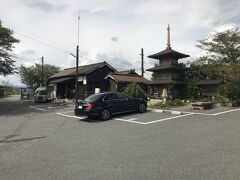 北条鉄道法華口駅前。
法華口駅舎と三重塔。
1915年（大正4年）に建てられた駅舎。駅本屋・プラットホーム・別棟のトイレが2014年（平成26年）に「国登録有形文化財」に登録された。
駅舎内では駅舎パン工房「Mon favori」が営業している。

駅名は「法華山一乗寺への入口」の意味だが、一乗寺までは西へ5km程ある。法華山一乗寺の三重塔を模型にした高さ7mの三重塔が駅舎横に建っている。
