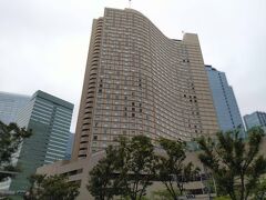 JR新宿駅から歩くこと10分ほどでヒルトン東京が見えてきました。

ヒルトン東京は、ビジネス、ショッピングの中心地の新宿副都心の超高層ビル街に建つ、印象的なS字型のフォルムが異彩を放つ高級ホテルです。