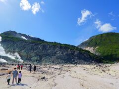 硫黄山へ到着。
奥に進むにつれ、火山や温泉地特有の硫黄の匂いがしました。
