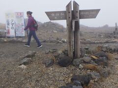 10:40　登山開始。　
リフト降り場の階段を上ると、案内表示あり。左は、熊野岳。右は、蔵王山頂レストハウス。左方向に進みます。