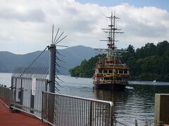 　13時40分発の海賊船に、いざ乗船！
　水戸岡鋭治氏デザインの、クイーン芦ノ湖でなかったのは幸いかな。箱根に来てまで、九州を思い出すのもナンだったので。
