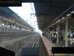 浦和駅に停車。
浦和駅の前後は左隣の湘南新宿ラインとは段差がある。
しかもあちらの方にホームができたのはだいぶ後になってから。