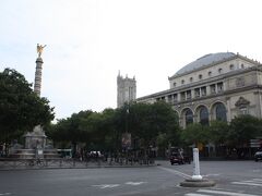 そのシャンジュ橋の先にはシャトレ広場（Place du Châtelet）。

広場中央には、ナポレオンによるエジプト遠征の勝利を記念して1808年に造られたという噴水（La Fontaine du Palmier）と、黄金に輝く勝利の女神で装飾された柱がそびえています。