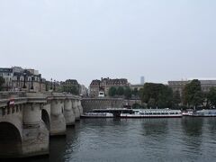 セーヌ川の畔を、1607年に竣工したという、パリ最古の橋であるポン・ヌフ（Pont Neuf、新橋）まで歩いて行き・・・。