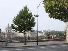 さらに対岸のフランス学士院（Institut de France）を眺めながらセーヌ川を西へ。