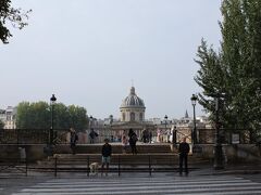 次のポン・デザール（Pont des Arts、芸術橋）まで来ると、クラシックなスタイルのフランス学士院の入口正面が見渡せます。