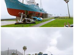 ホテルに荷物を置いて落ち着けたし、県民割のクーポンももらえたので、再びお出かけ!　外は相変わらずの大雨でしたけどね。

太地くじら浜公園には、引退した捕鯨船の展示や、くじらの尾ひれのモニュメントの展示がありました。　一応写真撮ったけれど、明日晴れたら、多分もう1回来て、写真撮り直すと思います!