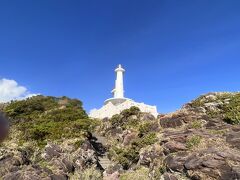 灯台を下の岩場から眺めてみました。
白い灯台が青空に映えていい感じ！