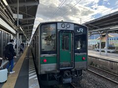 白石駅では福島行きに対面ホームでの乗り換え。
勇気を持って座れないリスクをとって車両を撮る。

・
