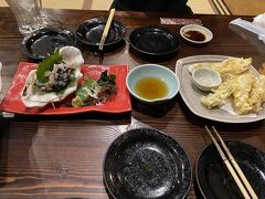 今日の夕ご飯はT氏お勧めの「こてっぺん」です！
沖縄料理居酒屋ですね。予約じゃないと入れないみたいでした。

そうそう、貝の刺身が美味しかったです！写真左です。