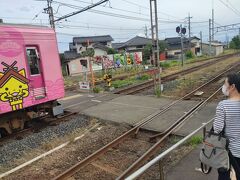 川跡駅に到着すると、電鉄出雲市駅方面へ行く乗客を駅員さんがお隣のホームまで誘導してくれました。