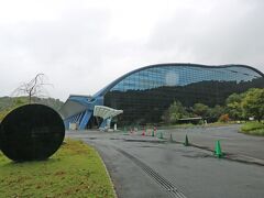 門司から1時間余り車移動。
大宰府にやって来ましたが、まだしっかり雨が降っている。
天気予報では良くなる方向の様なので、大宰府天満宮参拝の前に九州国立博物館へ