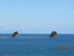 防波堤の向こうに見える双名島
陸つなぎなので右の岩の灯台まで歩いて行けるそうですが、時間の関係でスルー