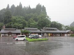 京都編にて
　京都府東部の道の駅を巡るべく早朝に東京を出発、若くも無い癖に朝食にラーメンと浜松餃子を食しつつ新東名→伊勢湾岸→新名刺と駆って京都の亀岡入り。
巨大なガラスの壁と屋根が特徴的な公共施設と供用の「道の駅　ガリレア亀岡」を皮切りに、且つての鯖街道「周山街道」を北上しつつ「道の駅　ウッディ京北」「道の駅　美山ふれあい広場」と巡り、更に京都丹波高原国定公園内で最大の観光名所と「美山かやぶきの里」を散策しました。

※京都編の様子はこちら
　https://4travel.jp/travelogue/11781502

福井編にて
　京都編同様に周山街道を進み福井県若狭地方で唯一の未訪問の道の駅「名田庄」を巡りました。若狭湾周辺の道の駅は道の駅単独の施設ではなく何処も付加価値京を有していますが「名田庄」もキャンプ場や公園、町営ホテルなどを有する道の駅でした。周辺の道の駅は訪問済みなので福井県は「名田庄」のみ巡りました。

※福井編の様子はこちら
　https://4travel.jp/travelogue/11783720

※写真は福井編の唯一の訪問地「道の駅　名田庄」