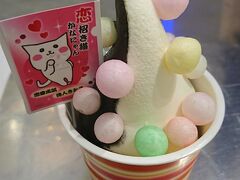 高松駅近くのマリタイムプラザで食べた香川名産の「おいり」を使用したソフトクリームです