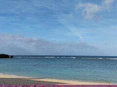 【ニライビーチ】

食事後、ビーチに行ってみようと外に出ました

「おぉぉぉーーーーーーーーいい天気」

やっぱり海はこの色が最高