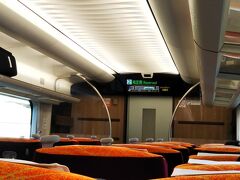 今回乗った「特急ひだ」は夏にデビューしたHC85系という車両で、ハイブリッド式ディーゼル気動車です。
ま、おおざっぱに言うと、車で言うプリウスのような車両で、モーターとエンジンが付いてる構造で、いわゆる「エコ」なのです。

駅に停車中はアイドリングストップで、エンジンが止まったり動いたりするのですが、その際、エンジンの停止振動や始動振動が車体にガタガタ伝わってくるので、あまり乗り心地はいいとは言えないものです。

ま、走行時の揺れも少なく、エコだからいいんですが。笑