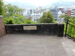 「平和公園」から長崎刑務所浦上刑務支所の周囲をめぐらせていた壁の一部が腰壁として残っている階段を下って「浦上天主堂」に向かいます。