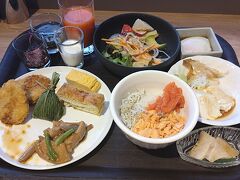 少し遠出するので、早起きして６時にホテルの朝食ビュッフェへ。
新潟を代表する美味しいものが、ひと通り食べられます。のどぐろ、かきのもと（食用菊）、栃尾の油揚げ、タレかつ、笹団子、ヤスダヨーグルトetc.(ﾟдﾟ)ｳﾏｰ