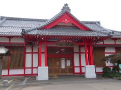 弥彦駅に到着！
彌彦神社をイメージした駅舎です。
新潟駅からは、JRで約１時間半かかります。