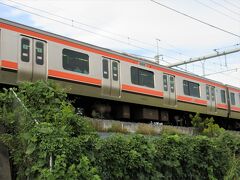 JR武蔵野線
神奈川県横浜市鶴見区の鶴見駅から、千葉県船橋市の西船橋駅の間、約100kmを結んでいます。名前の通り、東京都、埼玉県の武蔵野を高架線から見晴らせます。

オレンジ色は中央線と同じですが、帯が違っていて、武蔵野線の帯にはオレンジ・白・茶の三本線になっています。中央線はオレンジのみです。