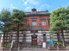 続いて、自転車で3分程走り、
赤れんが郷土館に来ました。

赤れんが郷土館は、赤れんが館、管理棟、収蔵庫の三つの
棟からなっています。この中で、赤れんが館は、貴重な文
化遺産です。赤れんが館は、当時の秋田県技師山口直昭が
外部を、東京の星野男三郎が内部を設計し、旧秋田銀行本
店店舗として明治42年（1909）6月に着工、明治45年（1912）
7月に完成しました。建設にあたっては、地盤が軟弱なため、
基礎工事は入念を極め、これに工期と費用の半分を注ぎ込ん
だと言われています。過去何回か起こった大地震にもびくと
もしませんでした。
れんが造り、２階建ての建物の外観は、ルネサンス様式を基
調にし、土台は灰色の男鹿石の切り石積み、1階が磁器白タイ
ル、2階が赤れんがという華麗さが特徴です。また、内部はバ
ロックの手法を取り入れ、腰財には深緑色の蛇紋岩を用い、床
がタイル、応接室の用材が寄木細工、2階への階段が白大理石と
いう豪華なものです。
このような内外装に趣向をこらした赤れんが館は、昭和44年
（1969）3月まで秋田銀行の店舗として使用され、長い間秋田
市の名所として親しまれてきました。
昭和56年（1981）5月秋田銀行からの同行創業100周年および
秋田市制施行90周年を記念して寄贈されました。市では明治時
代の代表的な洋風建築を後世に伝えるため修復工事にとりかかり、
翌1957年（1982）3月工事は完成しました。
その後、市民をはじめ多くの人々に親しまれる施設として、赤れ
んが館内に資料を展示する一方、管理棟の新築、収蔵庫の改修、
構内の整備など施設の整備充実につとめ、昭和60年（1985）7月
秋田市赤れんが郷土館として開館しました。

