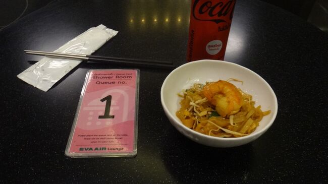 シャワーが使いたっかのエバーのラウンジへ<br />パッタイを食べました。