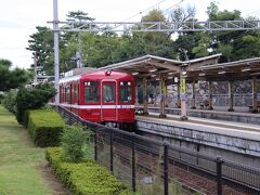 高松城の脇にある琴電の駅