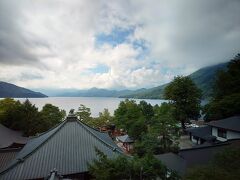 朝食の後はひたすらお部屋でまったり
朝ごはんのあとに昼寝するとかサイコーですよね～

さて、14時からは「奥日光歴史探訪サイクリング」のアクティビティに参加しました。
電動マウンテンバイクが数台あったのだけど。。。「サドルが(高いまま)動かなくて低く出来ない」という理由で電動補助なしのバイクになってしまいました。。ルートには、運動不足のアラフィフにはかなりキツい長～い登り坂もありましたのでご注意を。
低いサドルの電動バイクが2台あったんですけど、先に来ていた若い男女がキープしてまして(ﾊﾞﾊﾞｧに譲って欲しかったｗ)その他のバイクはたぶん。。サドルが高すぎて、かなりの高身長でないと乗れないような高さでした。
（あれ、たぶんサビついててサドル動かせなくなってるだけだと思うんで何とかしてほしいですね）

このアクティビティの紹介文（HPより）：
中禅寺湖畔は1200年前に開山され、歴史あるお寺や神社が今もなお残される中、明治時代中頃より、西洋人の外交官や高官によって避暑地として親しまれてきた独特の文化も発展させてきました。当ツアーでは、この奥日光の土地の歴史をたどるため、イギリス大使館とイタリア大使館の別荘跡地と日光山中禅寺をサイクリングで巡ります。

写真は「日光山中禅寺」からの眺め。ちょっと雲多めでしたがよく晴れて気持ち良かったです。僧侶の方が案内してくださり、立木観音も観光できました。アクティビティ参加者は拝観料はかかりません。
あんなに時間をかけて案内してくださるとは知らず。。わたし達は小銭さえも持って行ってなかったのですが、御朱印をいただきたい方は忘れずに。。
https://www.rinnoji.or.jp/temple/chuzenji/

ここから眺めた中禅寺湖はものすごく美しかったです。サイクリングで汗ばんだ身に、心地よい風を運んでくれていました。
ちなみにこの旅行は9月初旬で、東京はまだまだ猛暑でしたが、この辺りはとても涼しいです。真夏でも30度以上になることはないと聞きました。