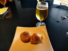 ラウンジでビールと白ワイン♪