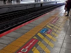 新大阪駅で乗り換えて大阪駅へいくのだが、こらあかんな
ラッシュ舐めてたわ。オネーチャンの、香水の匂いが鼻につく
キツイオネーチャン香水飲んどるやろ？
それはな公害なんや。
ワキガの次にやばいぞあんた。息を止めてたが流石に死ぬな
マスク２重にしとんやけどーまじですかー？
