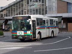 献血の後、ホテルへ。
通りかかった草津駅前で近江鉄道バスを見かけました。
ここは滋賀県ですが、近江鉄道は西武鉄道グループ。
創業者の出身地だからです。