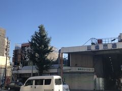 　魚町銀天街側から見た、旦過市場。右手の丸和側は、無事ですが、左手側はこんな感じで、見るに堪えません。かまぼこ屋さんも、プリンのお店も、2度の火災でなくなってました。丸和の中の募金箱に小銭を入れ、友達に頼まれた、昭和館再興の紙に署名をしてきました。わたしは今は千葉県民です。が、毎月のようにお世話になっている小倉に、こんなことしかできませんが、復興してほしいです。
　お茶して元気になって、ホテルに向かいます。