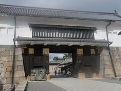 京都-1　二条城a         41/           12

東大手門[重要文化財]
二条城の正門にあたり、現存の門は1662年(寛文2年)頃の建築と考えられています。築城当時は現在のように櫓門(2階建て)でしたが、寛永の二条城行幸時には天皇を2階から見下ろさないようにとの配慮から、一重の門に建て替えられたと言われています。