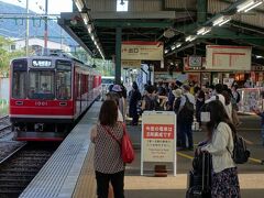 　16時08分の電車は、ベルニナ号の愛称がついた1000形電車です。２両編成も多い中、ゆとりの３両編成でした。